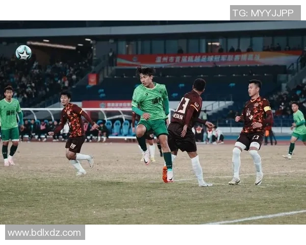 玩转足球球星：探索他们的成长历程与场上精彩瞬间