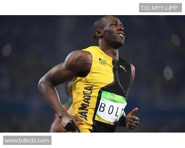 足球球星百米冲刺速度挑战 高速奔跑展现惊人爆发力